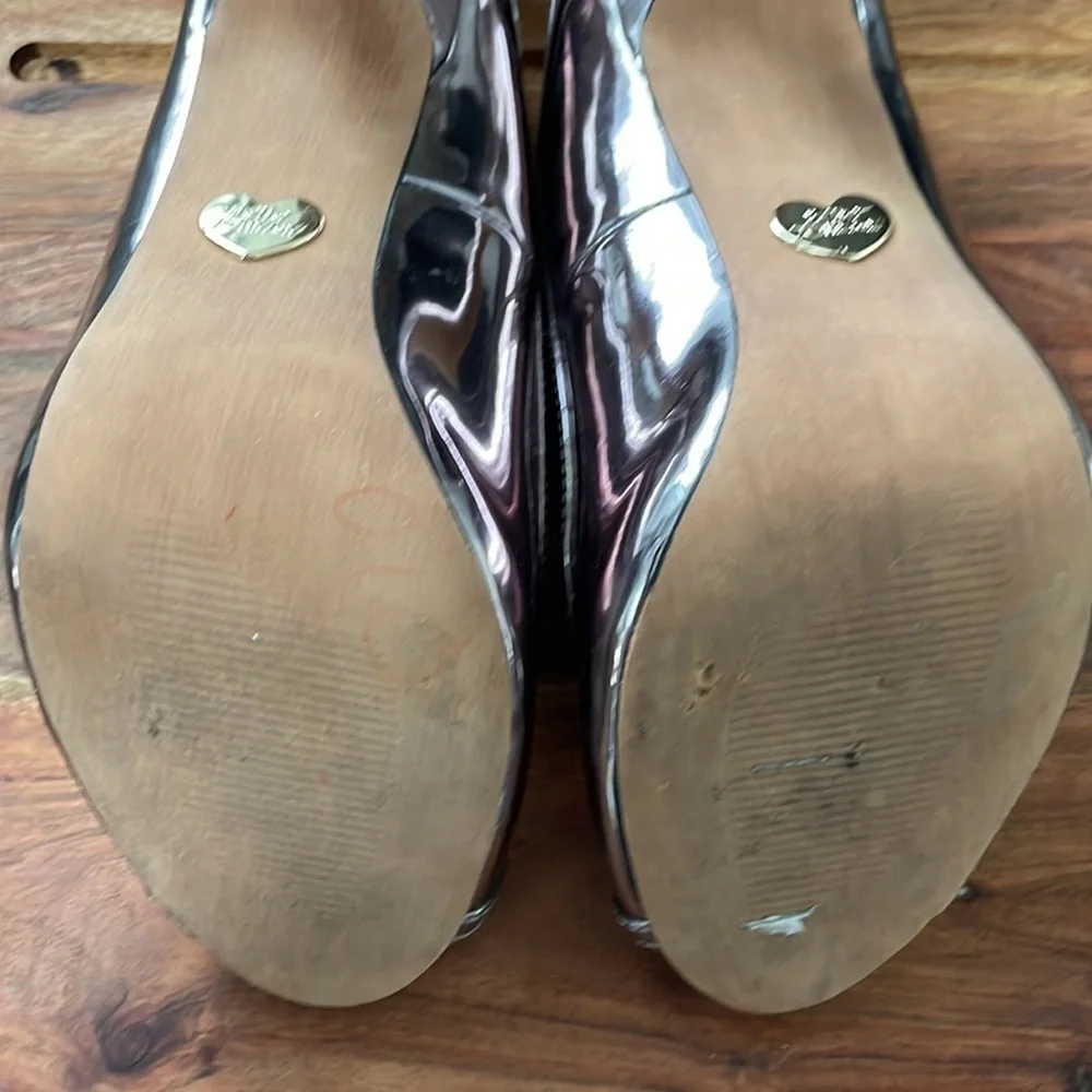 Betsey Johnson “Mimie” Heart Cutout Metallic High Heels. Excellent condition - Picture 5 of 14